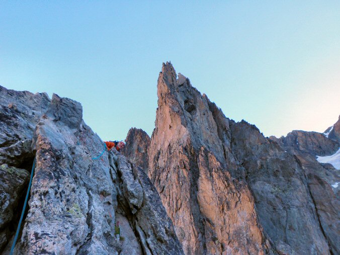 Aretes Cineastes 018.jpg - La 3me pointe devant nous est le "crux" de la course avec le toit  viter dans un passage expos